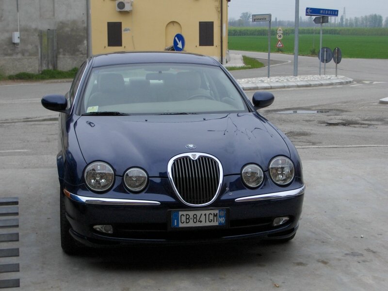 C'Ã¨ una cacca sul cofano.. i piccioni si scelgono le toylette piu belle... ecco perchÃ© la mia car Ã¨ sempre piena!
